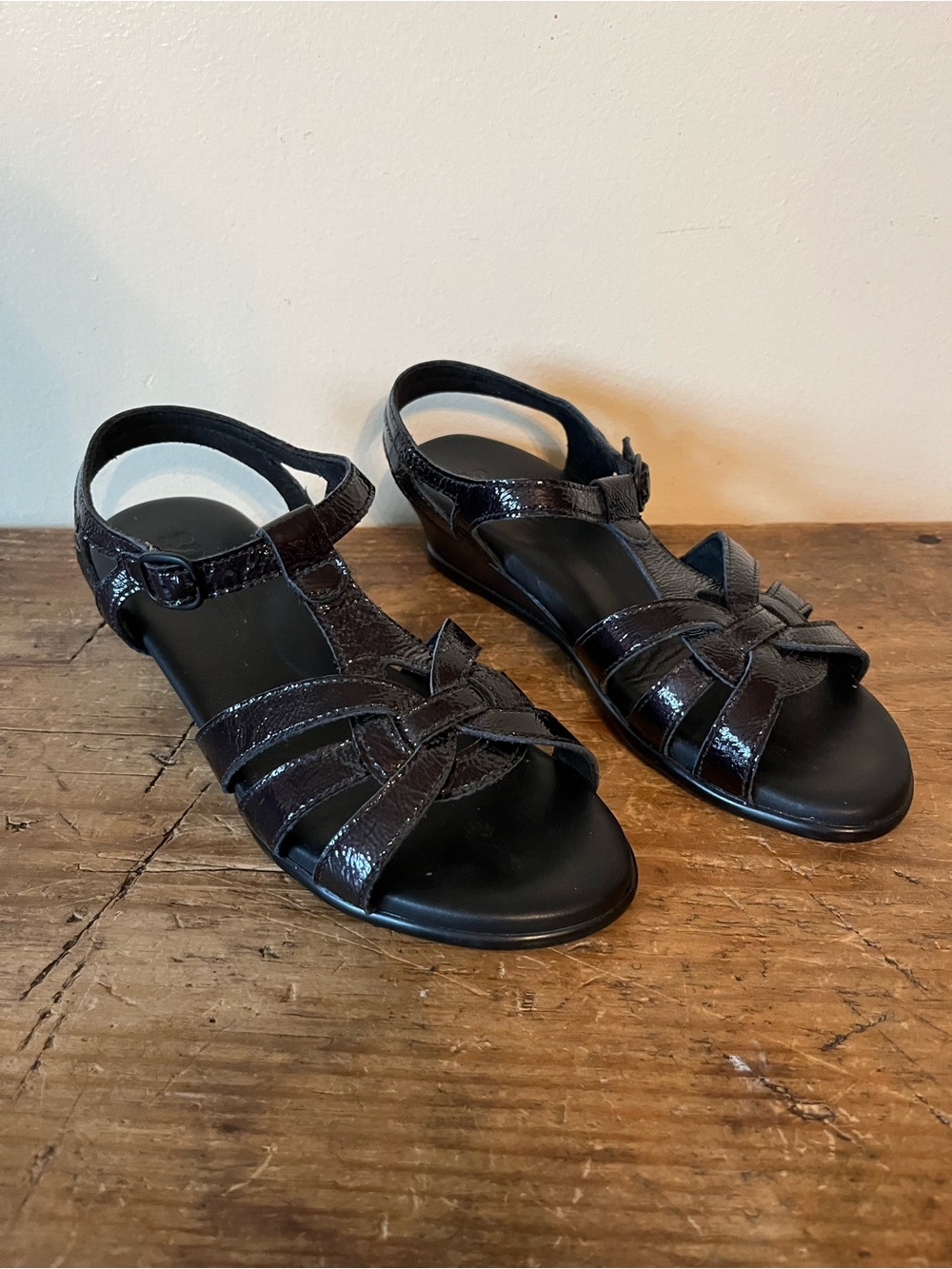 SAS Aurora Leather T-Strap Sandal Size 6W Carbon